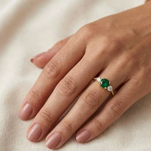 Anillo Oro Miel 18kt Trilogía con Circonita Esmeraldina