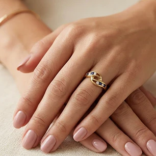 Anillo Oro Miel 18kt Vínculo con Zafiros y Circonitas