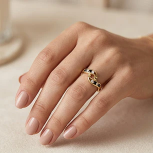 Anillo Oro Miel 18kt Vínculo con Ónix y Circonitas