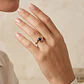 Anillo Oro Miel 18kt Ondas con Onix - Miniatura 4