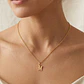 Colgante Inicial M Suprema Oro Miel 18kt - Miniatura 4