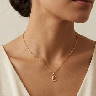 Colgante de Oro Miel 18kt Letra Gótica E