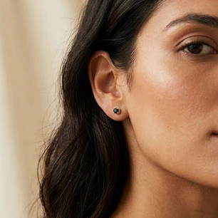 Aros Oro Miel 18kt Chatón con Ónix 4 mm