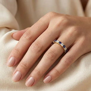 Anillo Oro Miel 18kt Media Alianza con Circonitas Zafiro