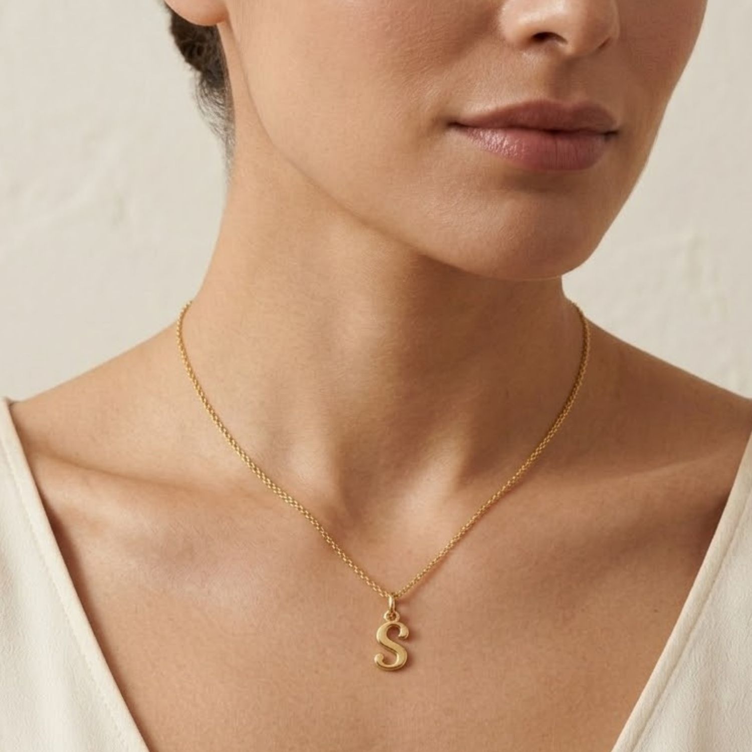 Colgante de Oro Miel 18kt Letra Gótica S 4