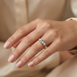 Anillo Oro Miel 18kt Trilogía con Circonita Aguamarina