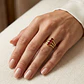 Anillo Oro Miel 18kt Trilogía con Rubí - Miniatura 4
