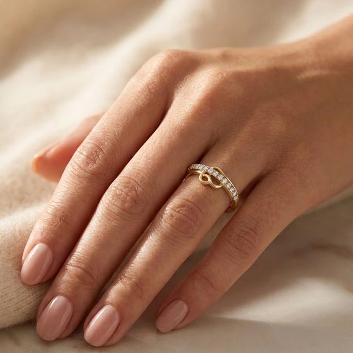Anillo Oro Miel 18kt Corazón Solitario Pavé 4