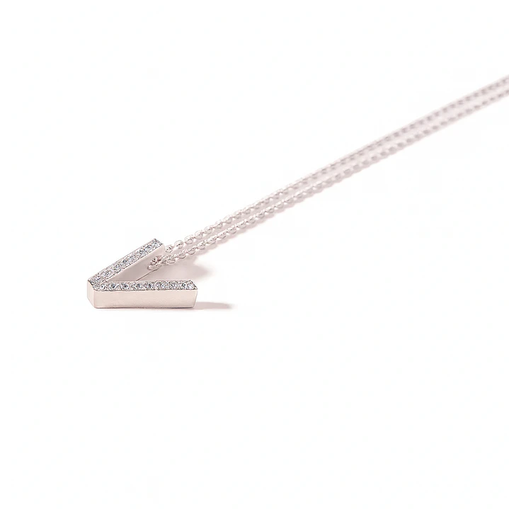 Collar Oro Blanco 18kt Letra V Diamantes 9Pts | Danielle Costantini 1