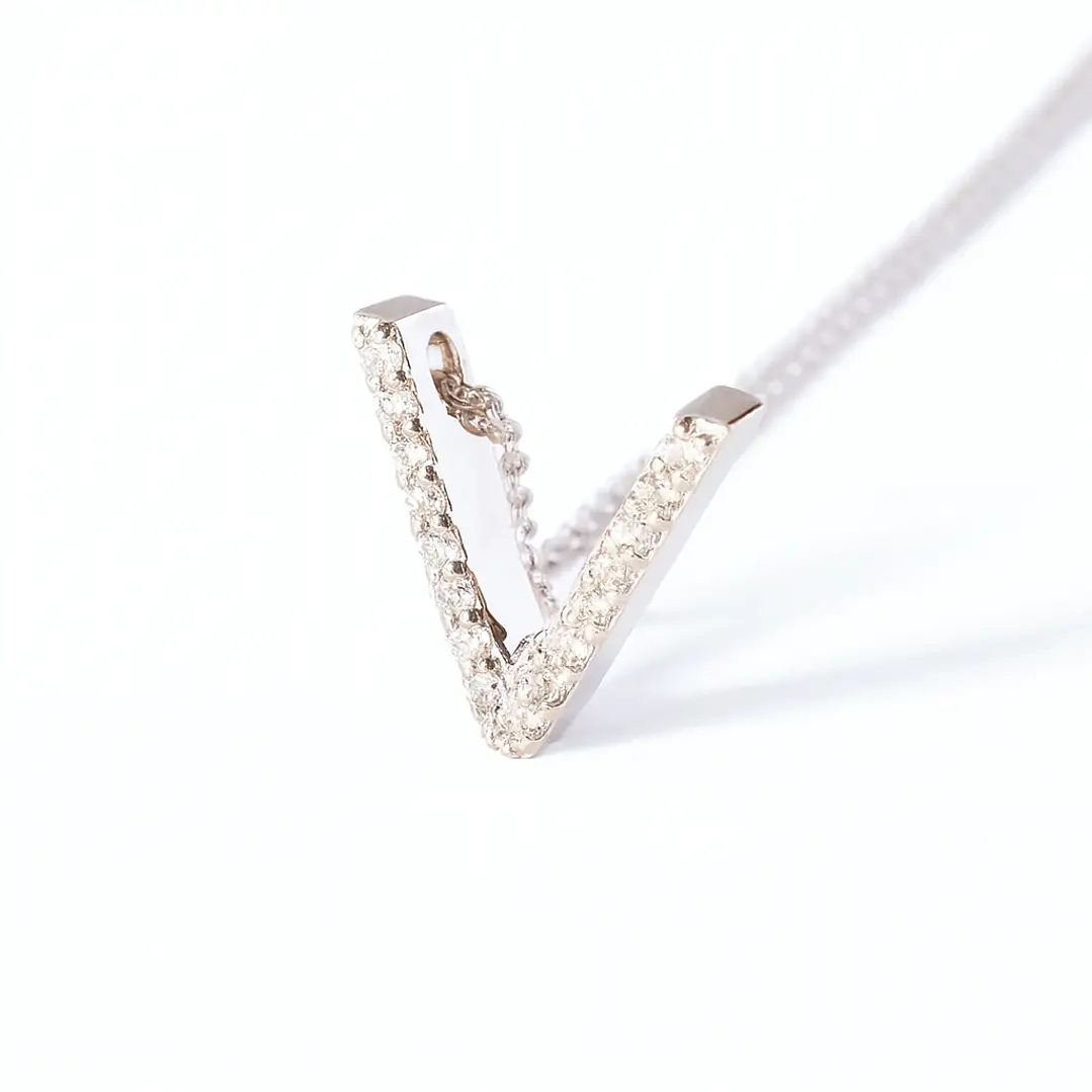 Collar Oro Blanco 18kt Letra V Diamantes 9Pts | Danielle Costantini 2