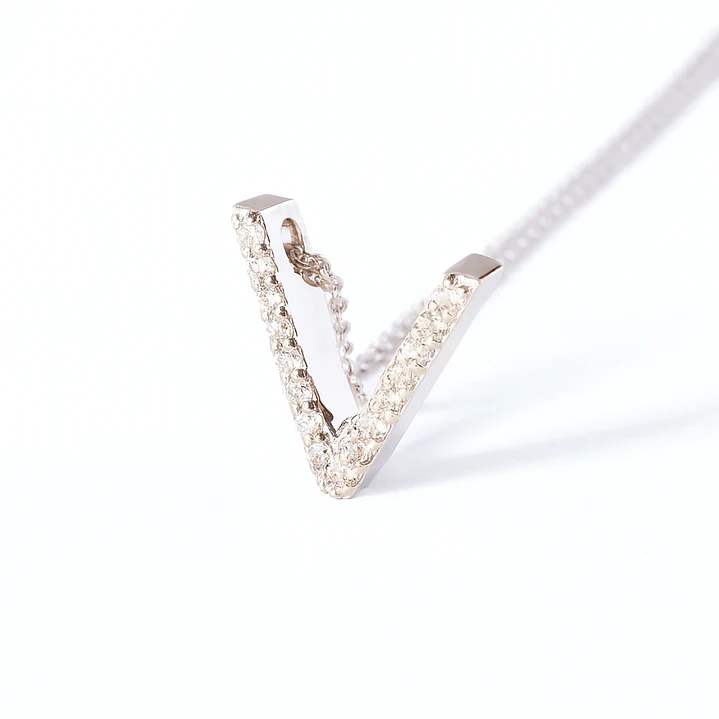 Collar Oro Blanco 18kt Letra V Diamantes 9Pts | Danielle Costantini 2