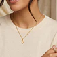 Colgante de Oro Miel 18kt Letra Gótica V - Miniatura 4