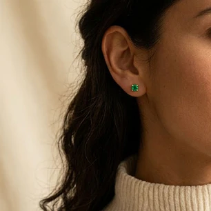 Aros Oro Miel 18kt Chatón con Esmeraldina 4 mm