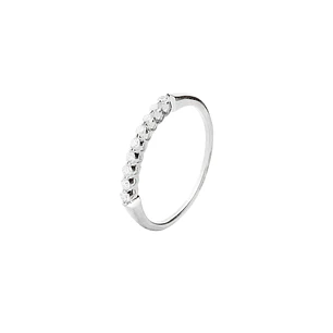 Anillo Oro Blanco 18kt Medio Cintillo con Diamantes de 15Pts