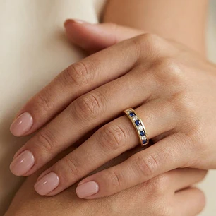 Anillo Oro Miel 18kt Armonía con Zafiros y Circonitas