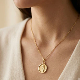 Colgante de Oro Miel 18kt Virgen Niña 12mm