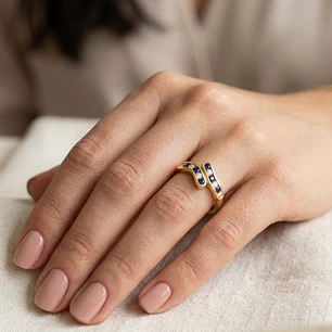 Anillo Oro Miel 18kt Ondas con Circonitas Zafiro