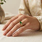 Anillo Oro Miel 18kt Solitario con Esmeraldina y Circonitas - Miniatura 4