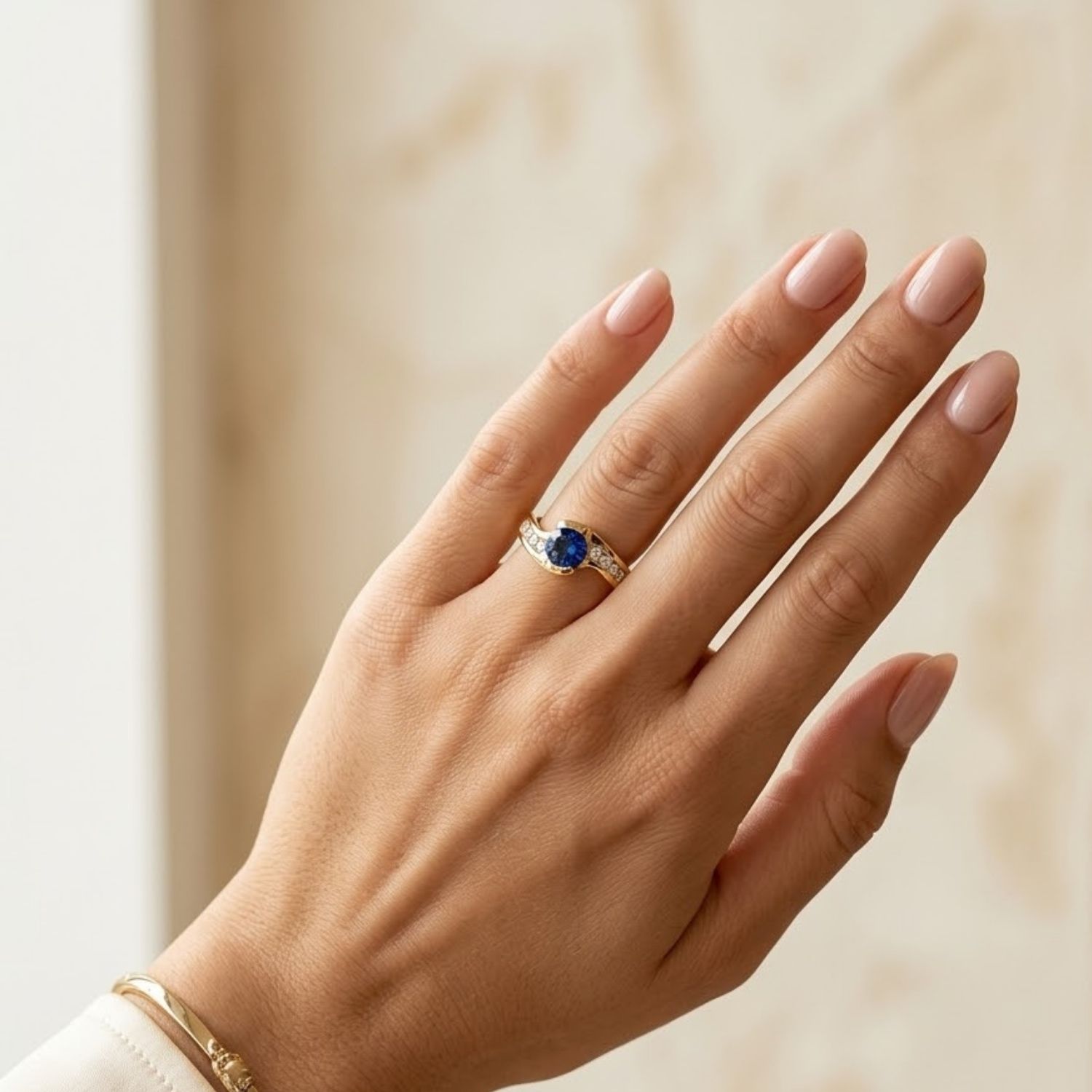 Anillo Oro Miel 18kt Solitario con Circonita Zafiro y Circonitas Blancas 4