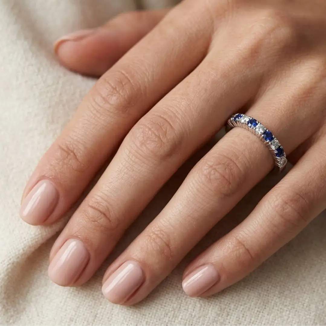 Anillo Oro Blanco 18Kt 1/2 Cintillo Diamantes 25Pts y Zafiro 4
