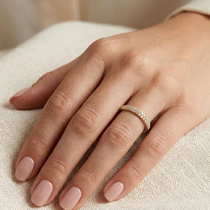 Anillo Oro 18Kt 1/2 Cintillo Diamantes 35Pts