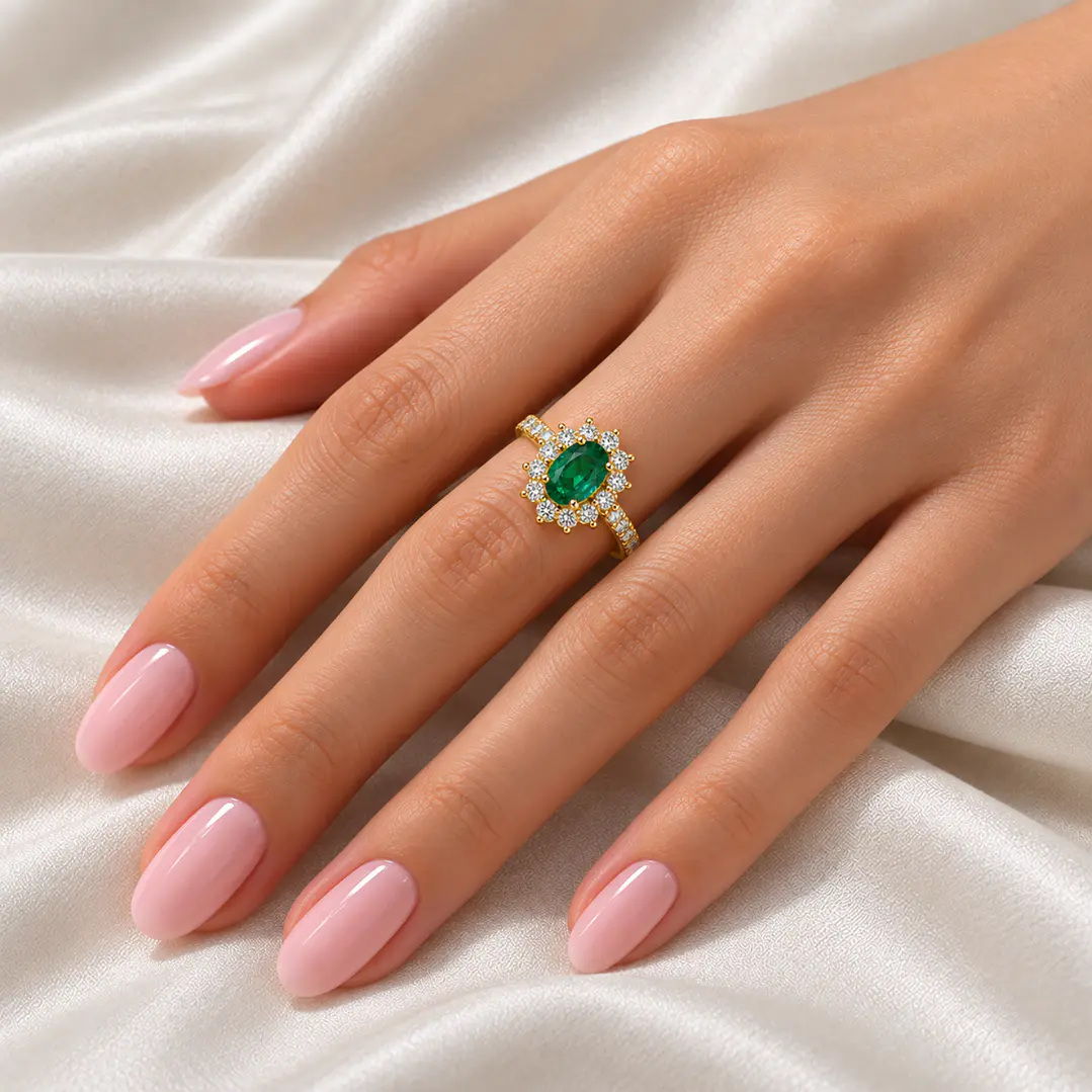 Anillo Compromiso Oro Amarillo 18kt Diamantes Medio Riel 50 Puntos Esmeralda Coronada 67 Puntos 4