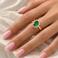 Anillo Compromiso Oro Amarillo 18kt Radiante Diamantes 20 Puntos Esmeralda Central 75 Puntos - Miniatura 4