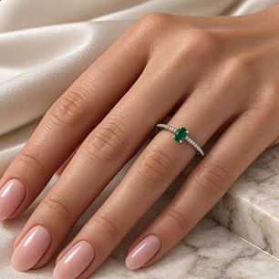 Anillo Compromiso Oro Blanco 18kt Medio Cintillo Diamantes 3 Puntos y Esmeralda Central 46 Puntos