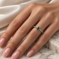 Anillo Compromiso Oro Blanco 18kt Medio Cintillo Diamantes 3 Puntos y Esmeralda Central 46 Puntos - Miniatura 4