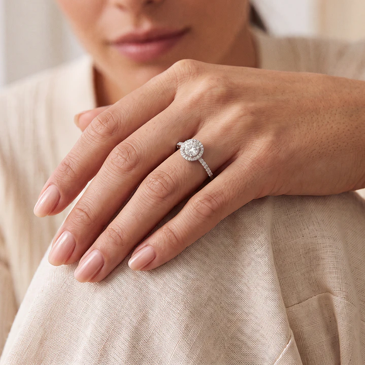 Anillo Compromiso Platino 750 Personalizado Diamante Halo 1 Quilate Medio Riel 46 Puntos 4