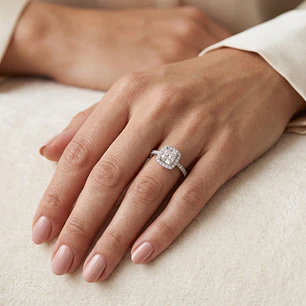 Anillo Compromiso Oro Blanco 18kt Diamante 52 Puntos en Cuadro Diamante 17 Puntos