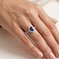 Anillo Compromiso Oro Blanco 18kt 60 Puntos Diamantes 1,29 Quilates Zafiro Radiante - Miniatura 4