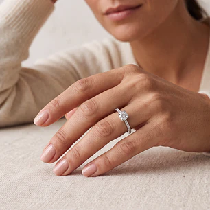 Anillo Compromiso Oro Blanco 18kt Diamante Semi Riel 35 Puntos Solitario Central 22 Puntos