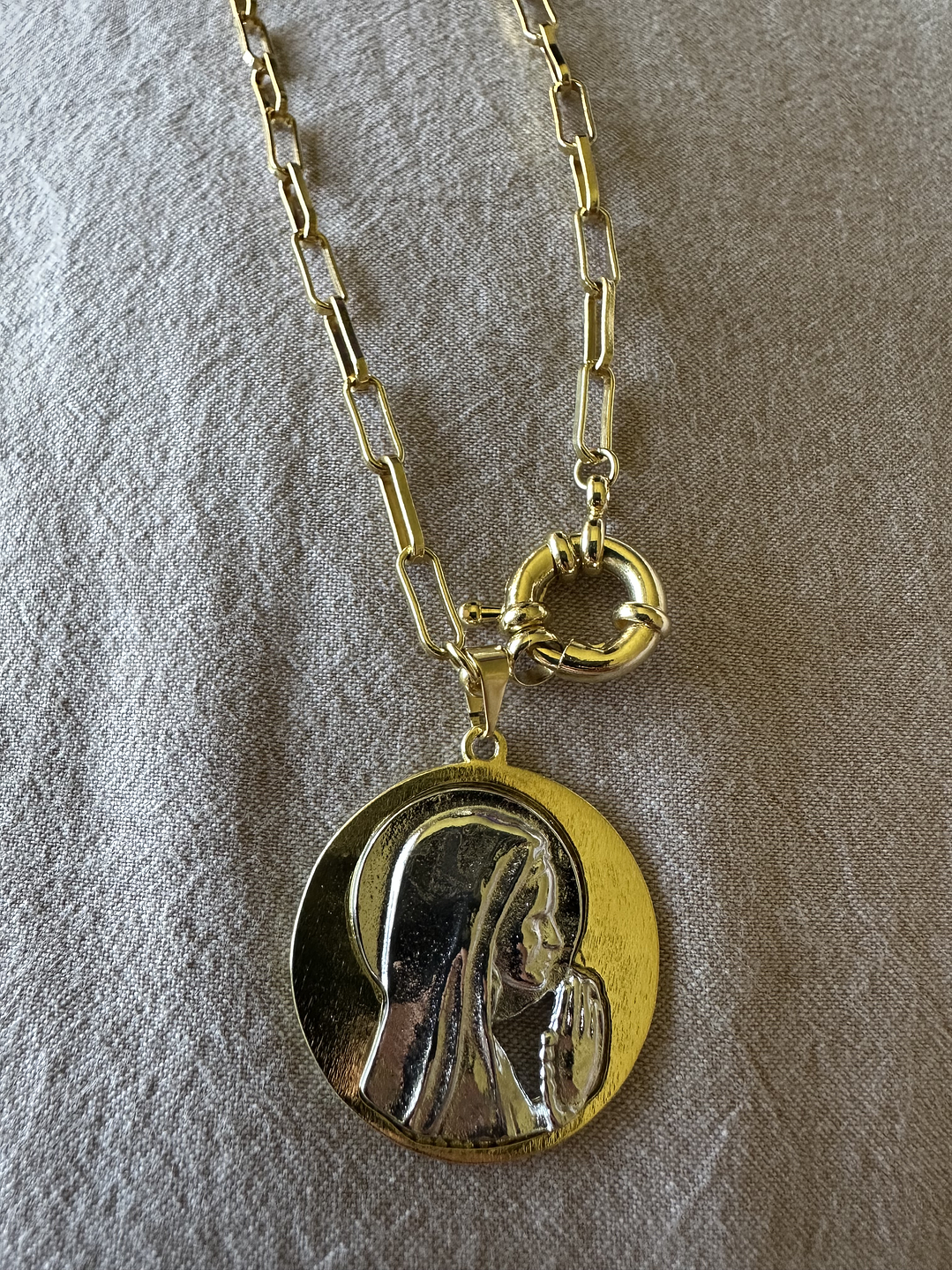 Collar Virgen María Rezando 3