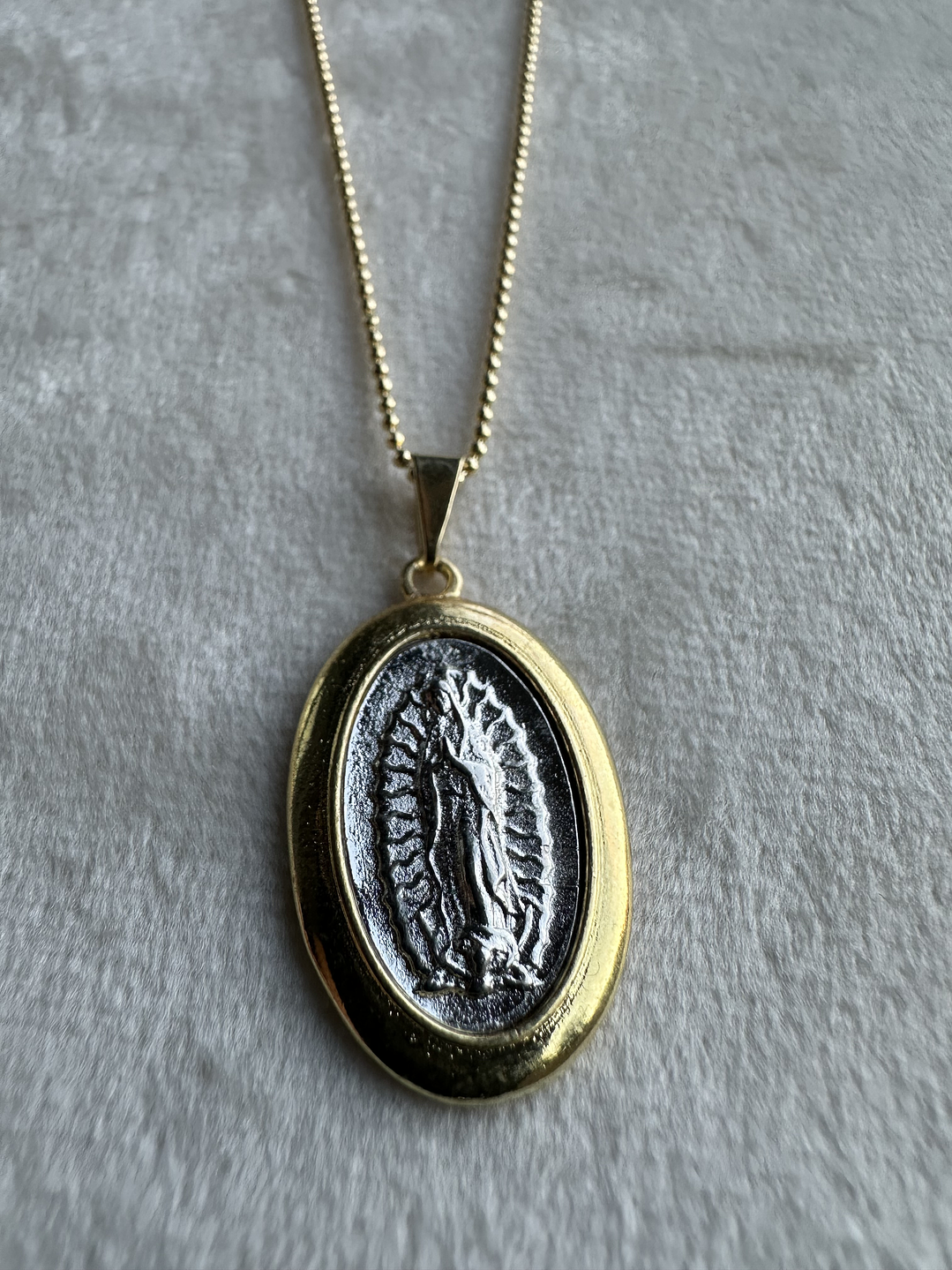 Collar Virgen de los rayos bicolor 3