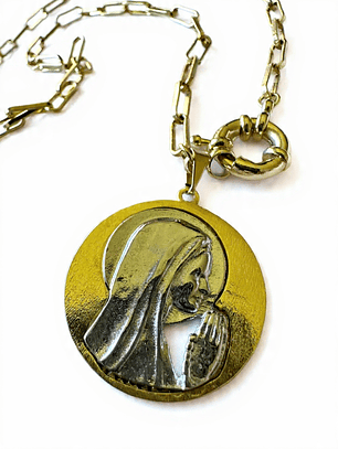 Collar Virgen María Rezando