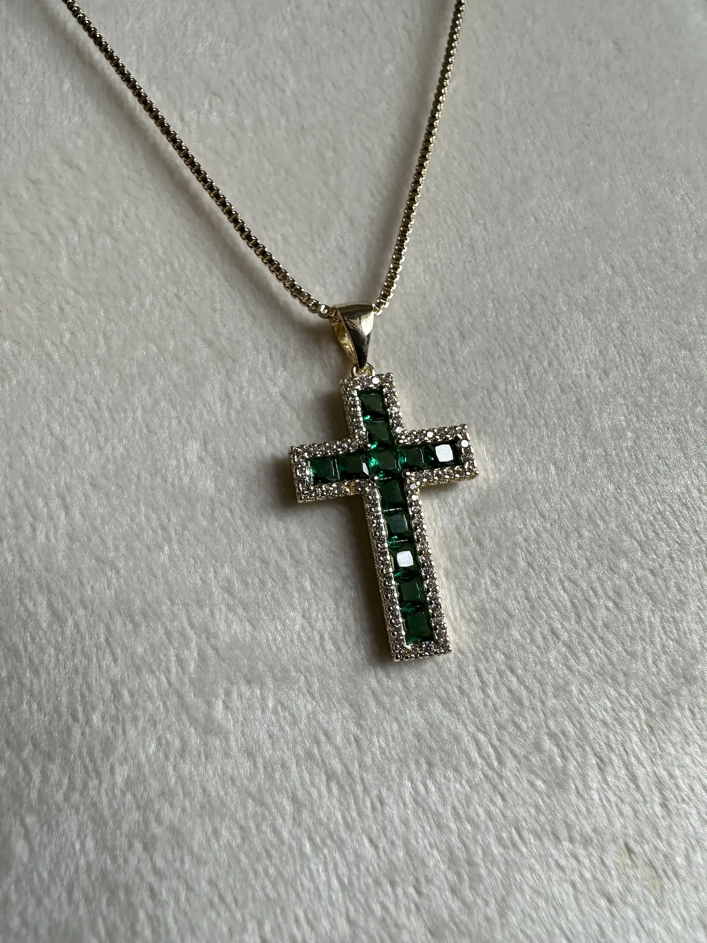 Collar cruz esmeralda 1