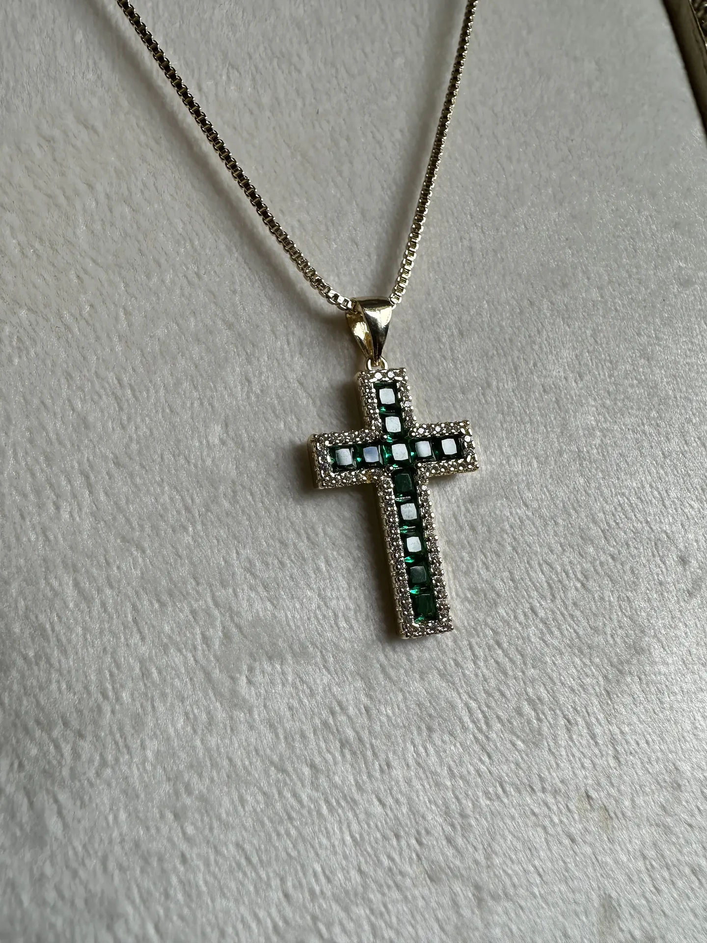 Collar cruz esmeralda 3