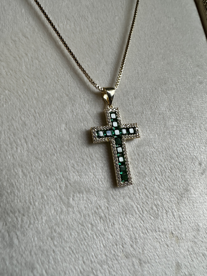 Collar cruz esmeralda 3