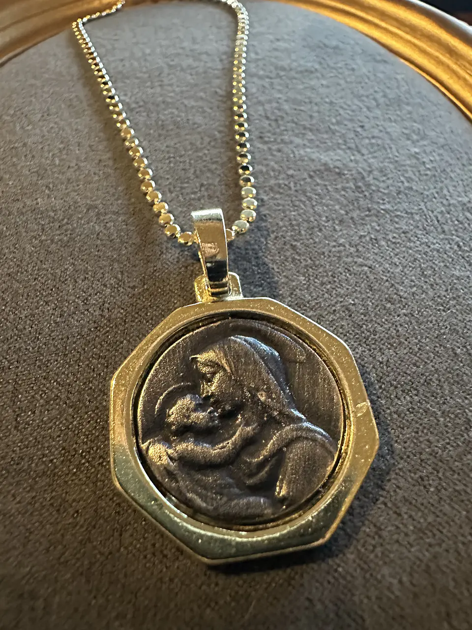 Collar Virgen y Niño Jesús  2