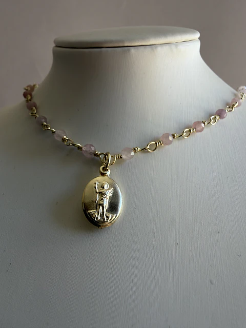 Collar San Expedito cuarzo rosa