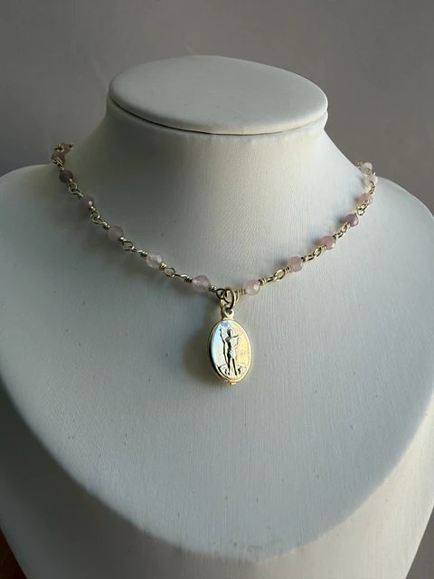 Collar San Expedito cuarzo rosa