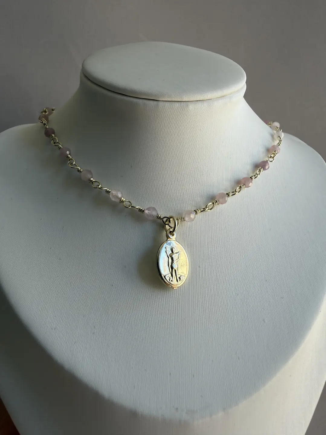 Collar San Expedito cuarzo rosa 1