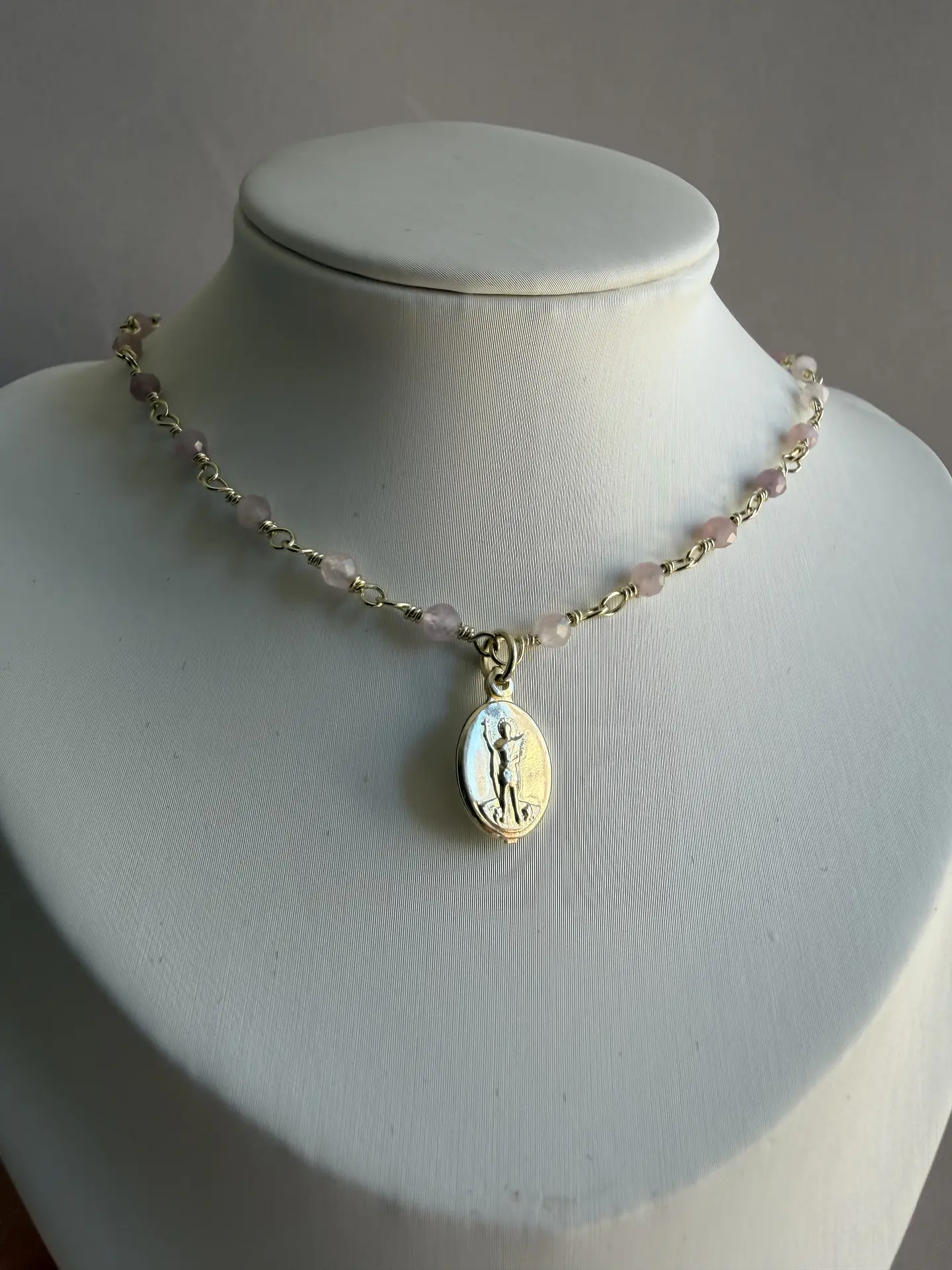 Collar San Expedito cuarzo rosa 1