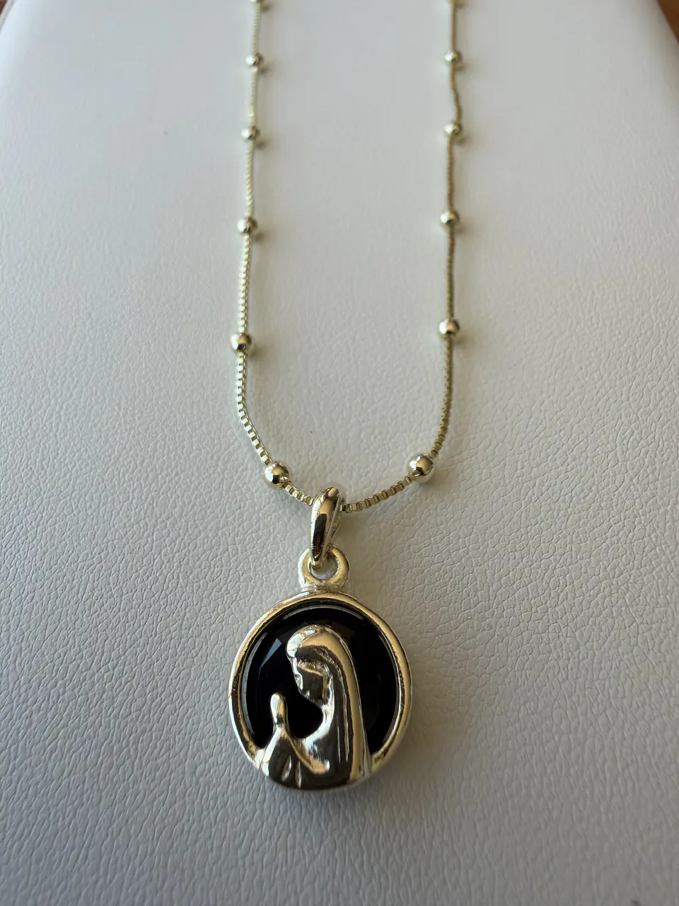 Collar Virgen Rezando cristal 1