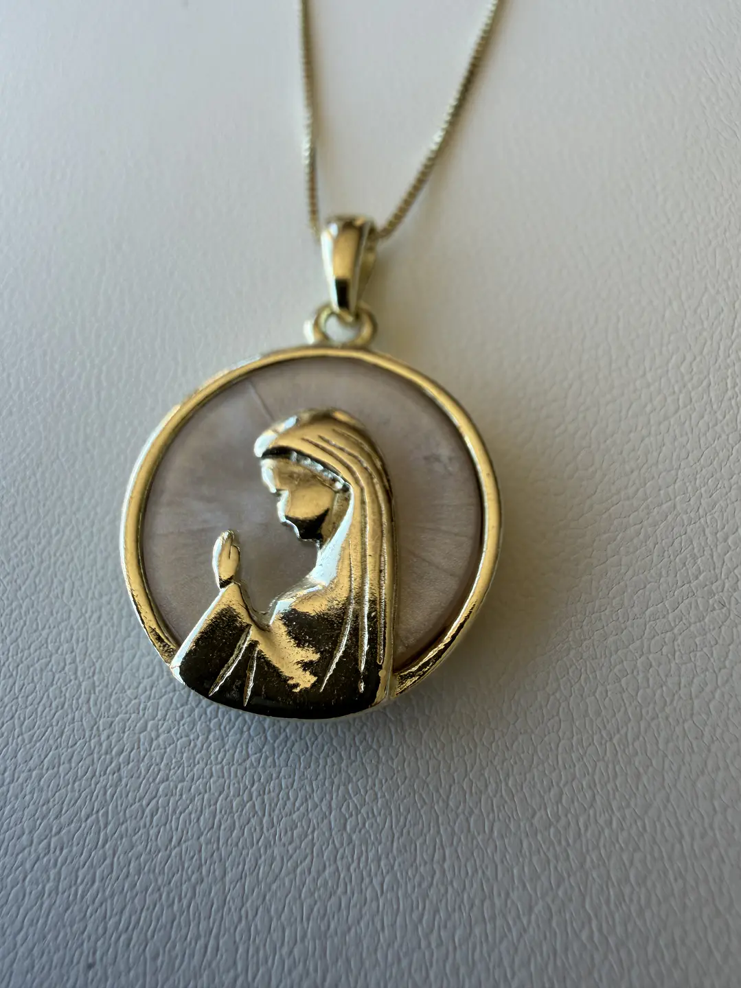 Collar Virgen nacar 1