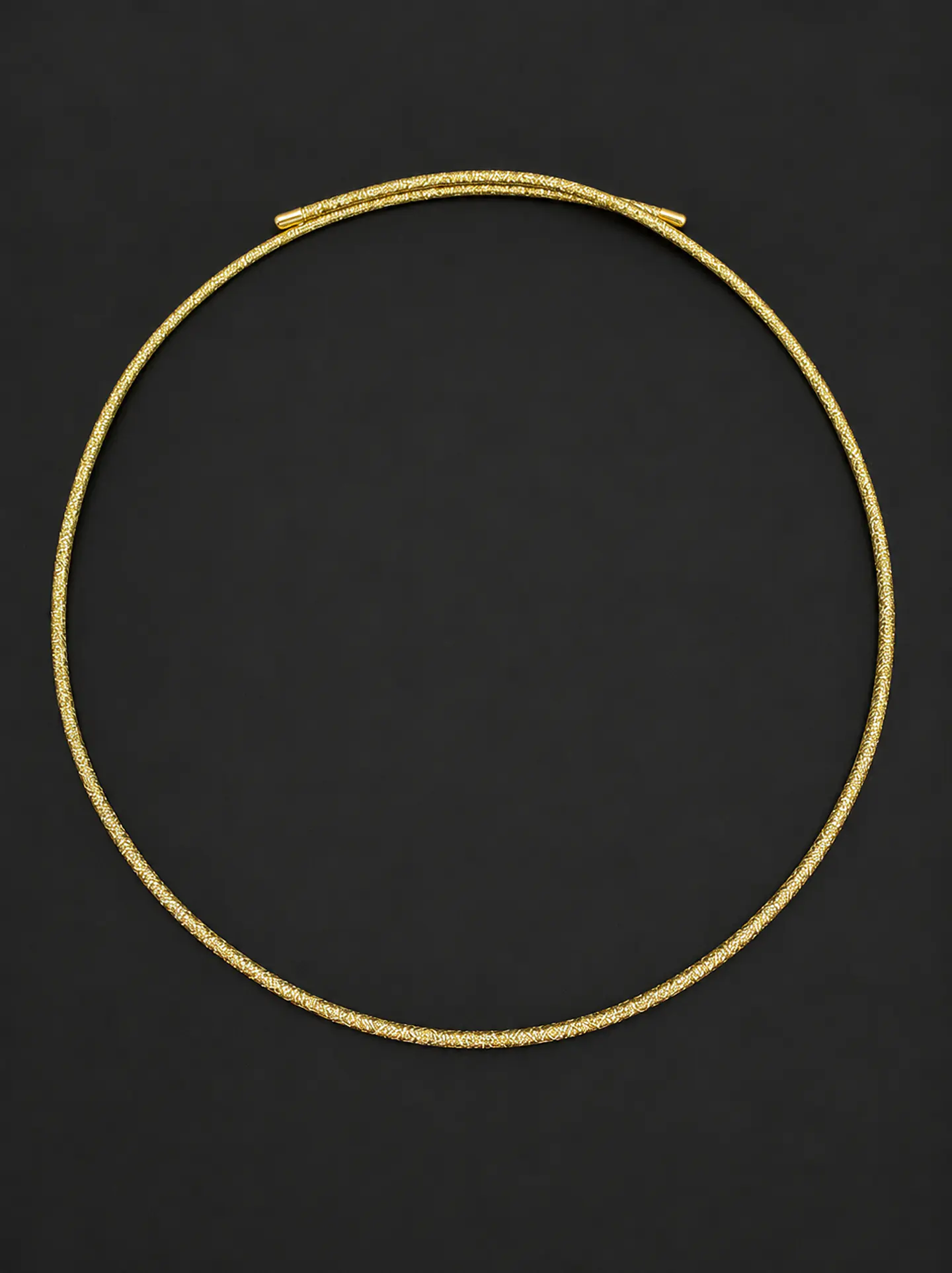 collar imán dorado 3