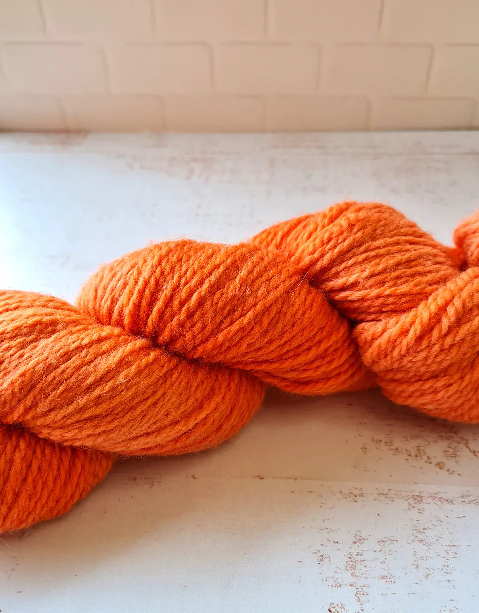 Lana merino teñida a mano grosor worsted 4