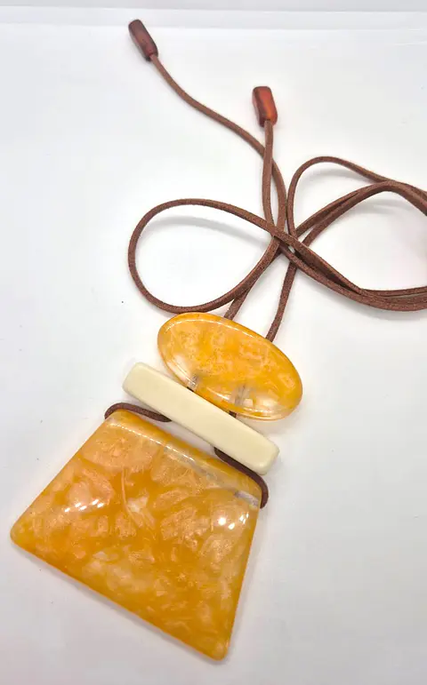 Collar nido amarillo