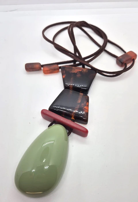 Collar folhas